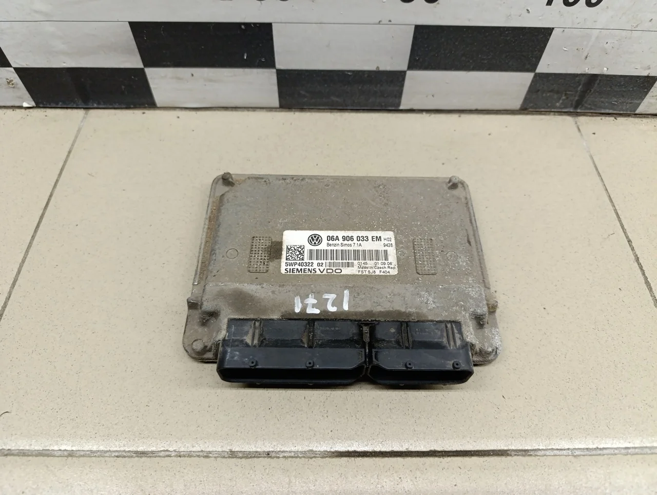 Блок управления двигателем Golf V 2003-2009