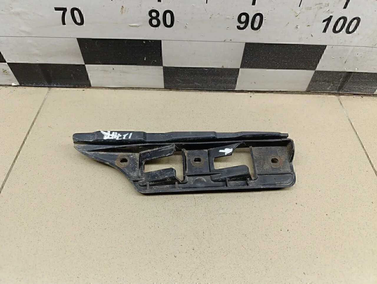 Направляющая переднего бампера правая Golf V 2003-2009