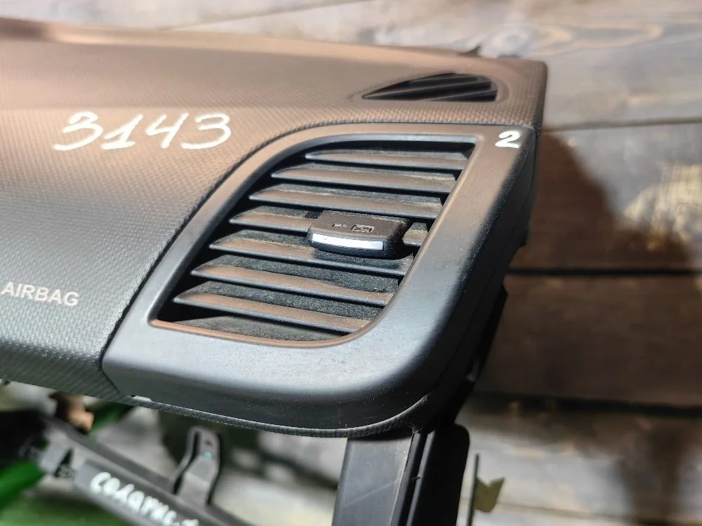 Дефлектор воздушный правый Hyundai Solaris