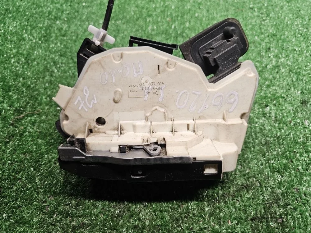 Замок двери задний левый Volkswagen Polo