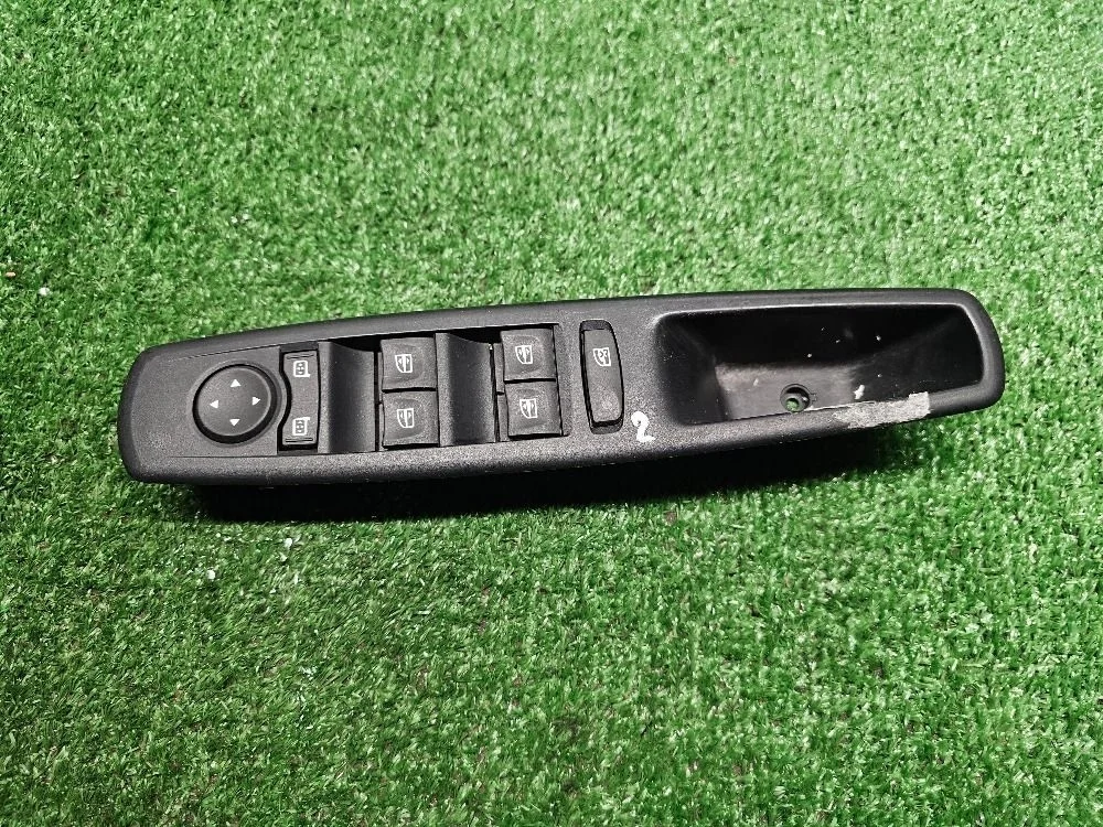 Блок управления стеклоподъемниками Renault Fluence