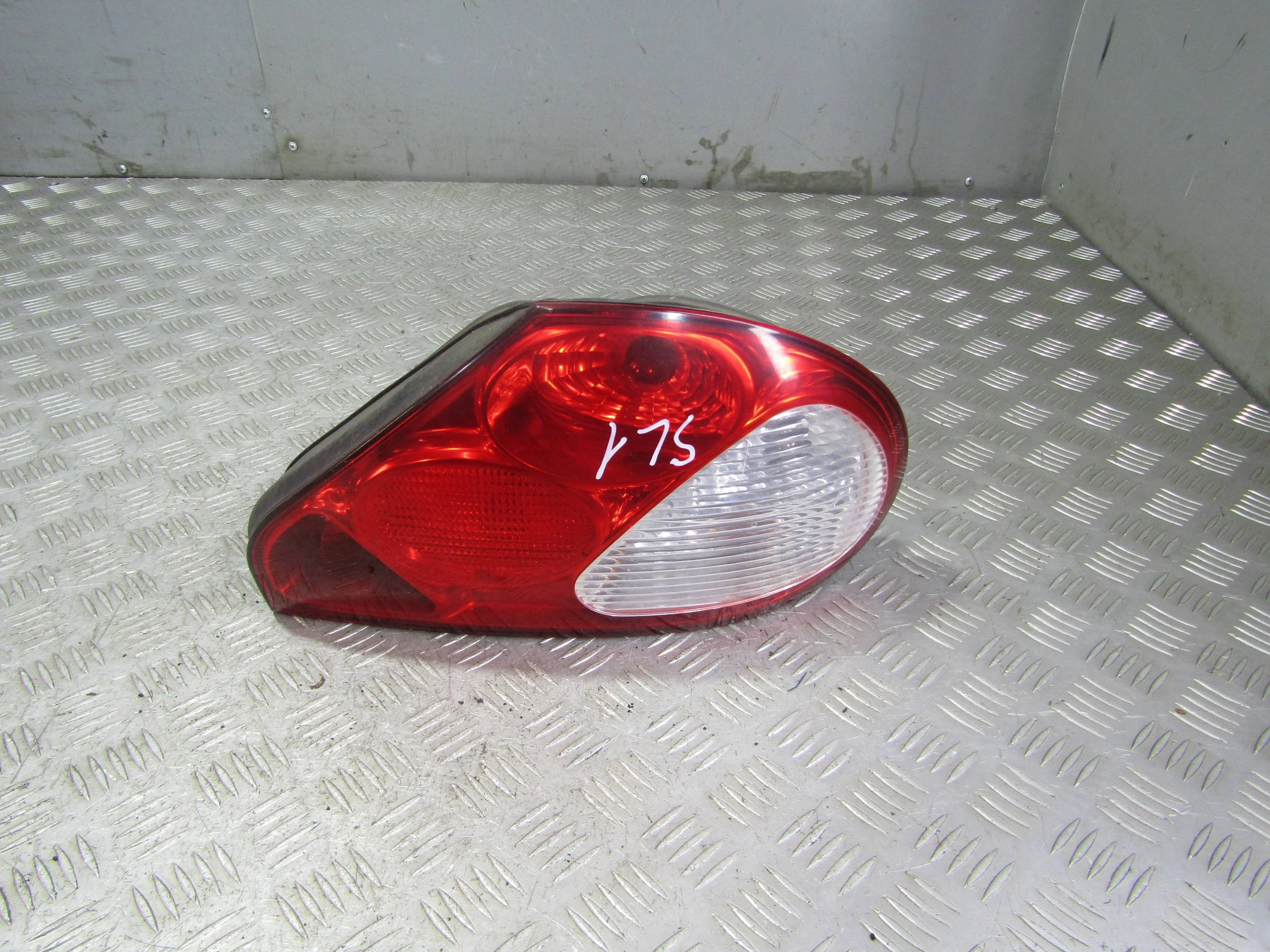 Фонарь внешний правый JAGUAR X-type I (2001—2009)