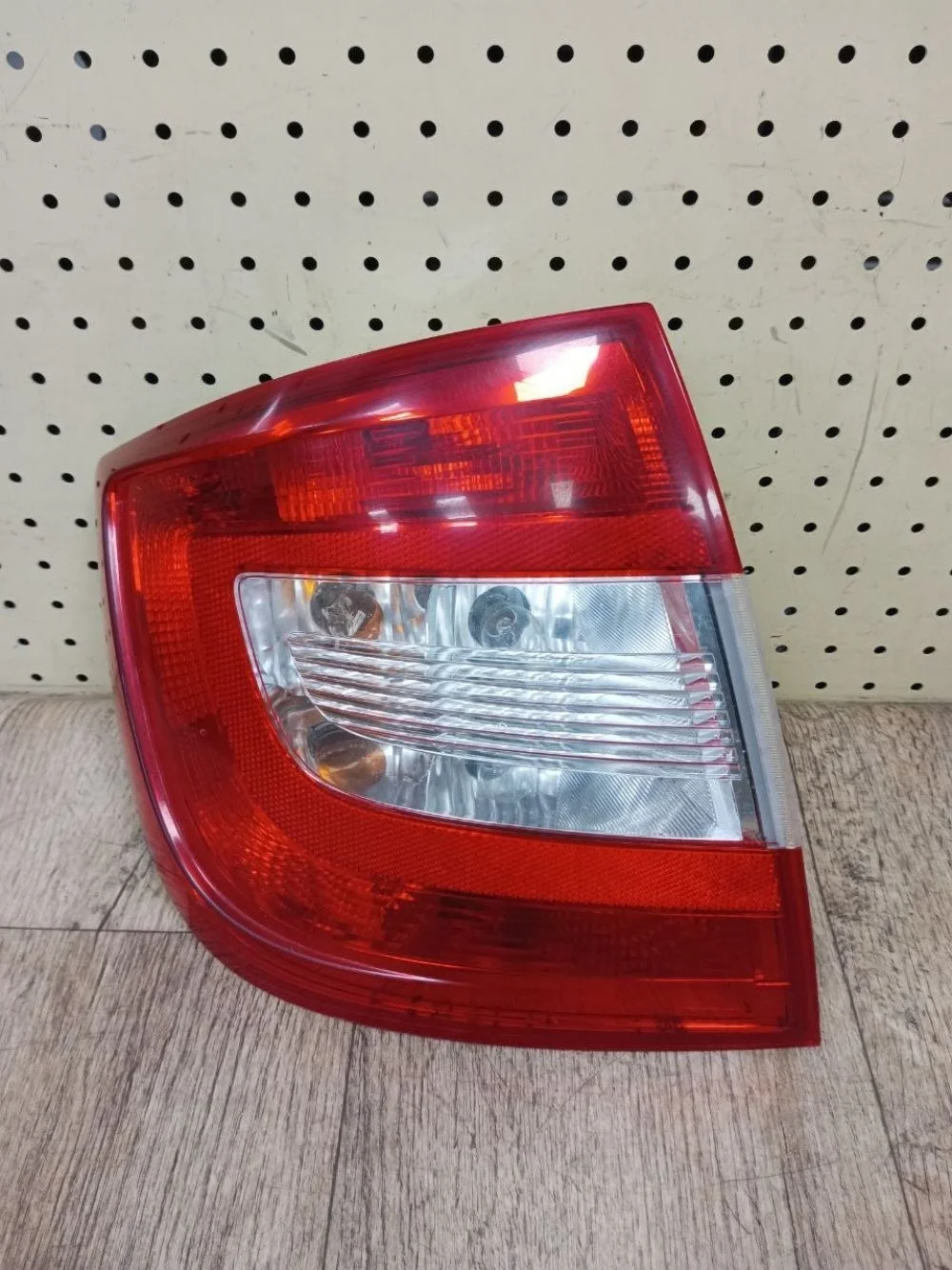 Фонарь задний наружный Skoda Rapid I (2012—2017) Rapid I (2012—2017) NH3