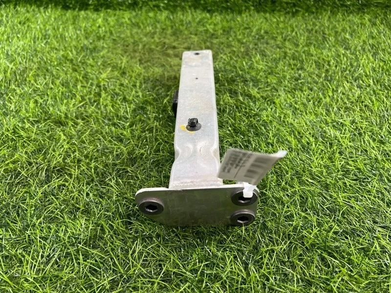 Кронштейн крепления бампера Audi A8 2011 4H0806064E D4 CDR 4.2, передний