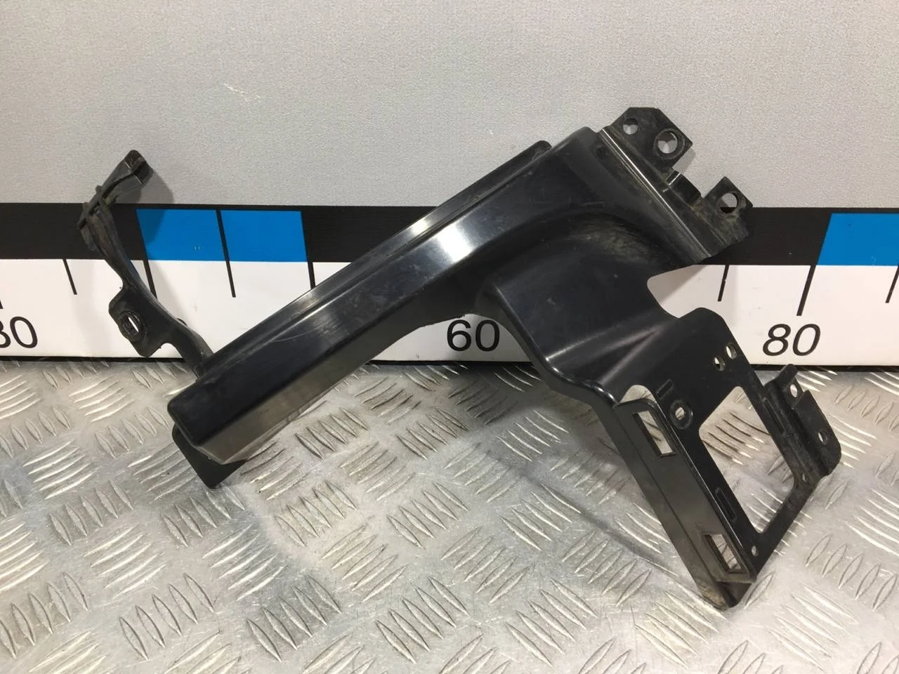 [Б/У] Кронштейн заднего бампера правый [Код: 00619725 ]