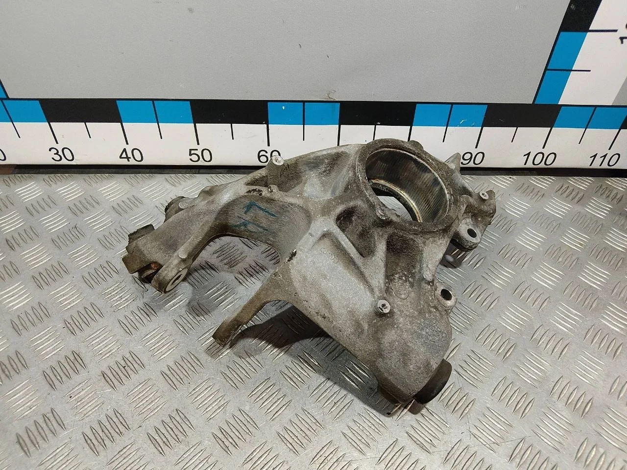 [Б/У] Кулак задний левый [Код: 00621332 ]