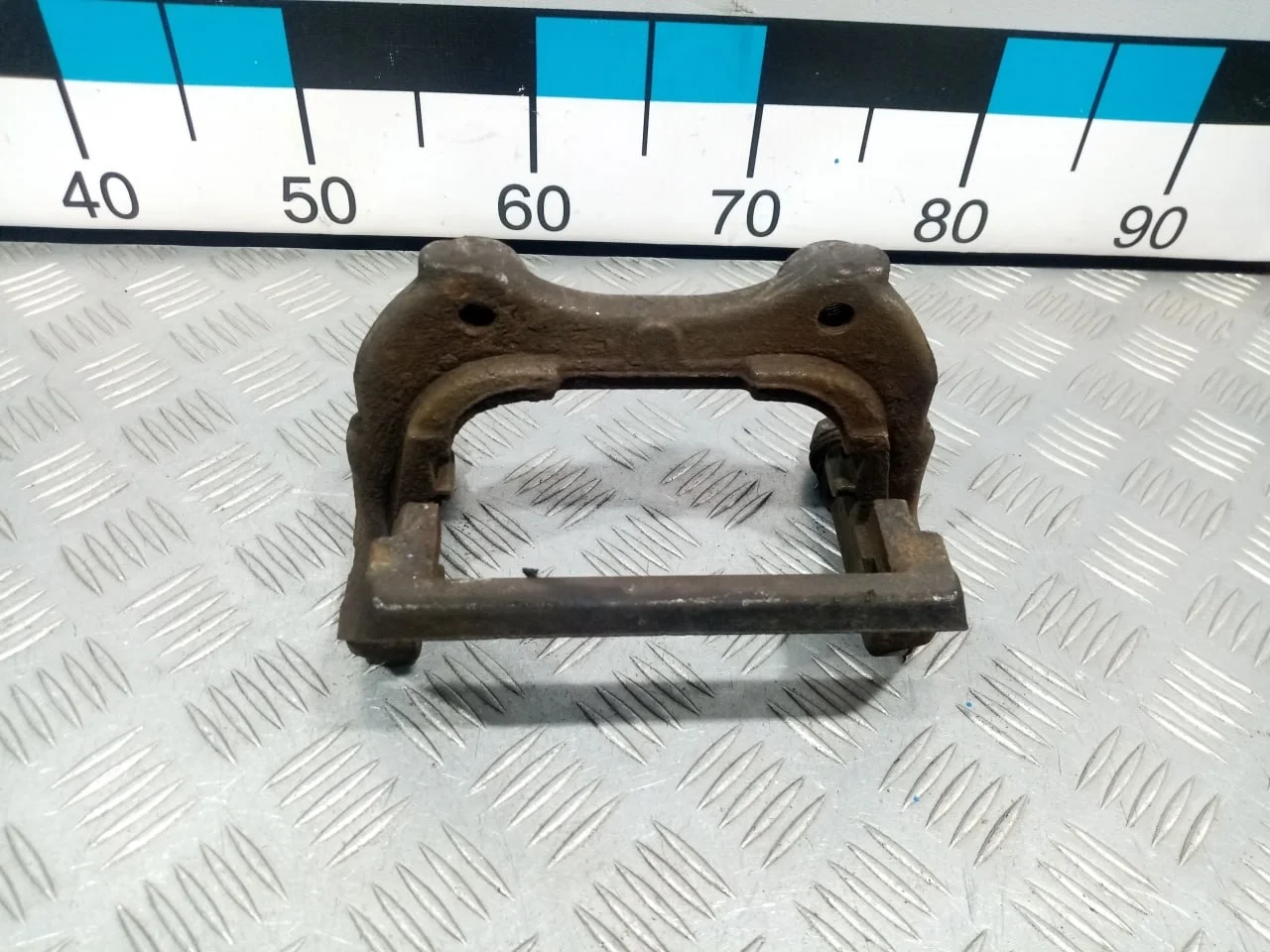 [Б/У] Скоба суппорта заднего левого Land Rover [Код: 00621047 ]