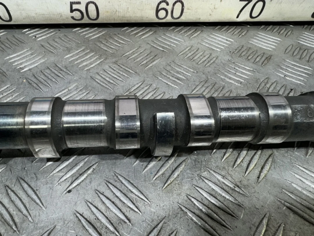 [Б/У] Распредвал впускной - потертости на опроных шейках [Незначительные дефекты] [Код: 00626409 ]