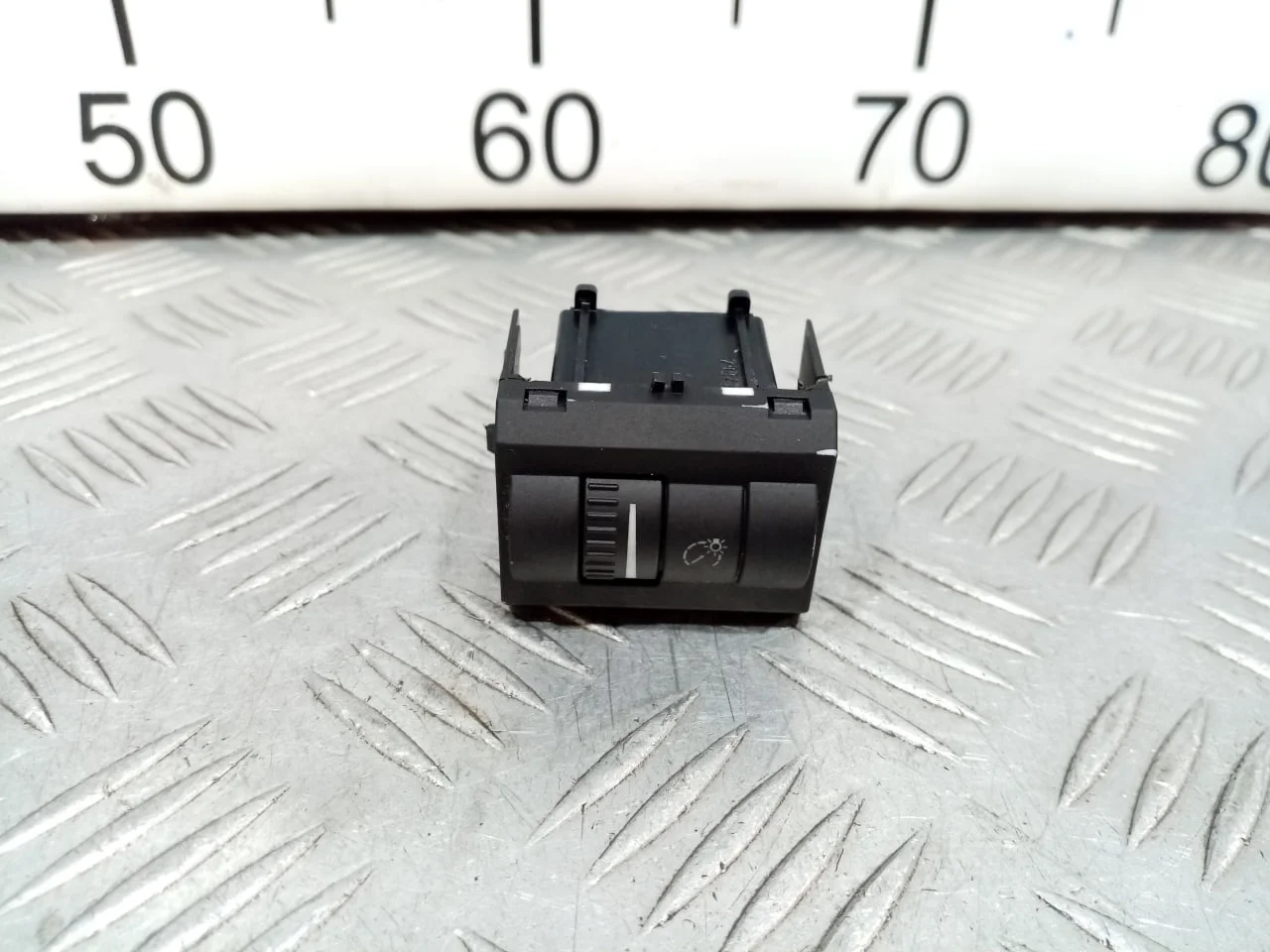 [Б/У] Кнопка освещения панели приборов Skoda - Потертость в верхнем правом углу [ХОРОШЕЕ] [Код: 00623028 ]