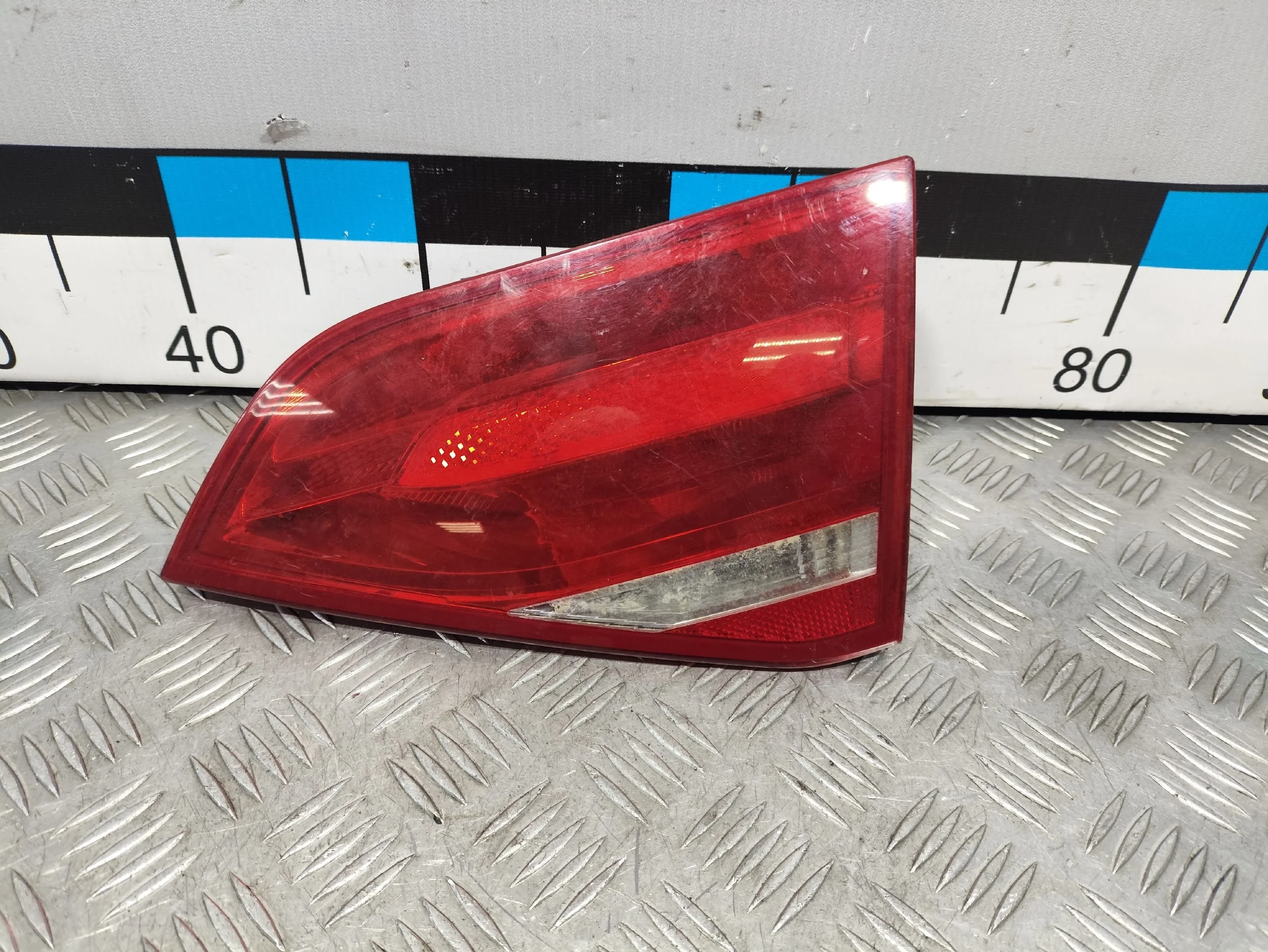 [Б/У] Фонарь правый внутренний - Мелкие царапины на стекле [Код: 00425124 ]