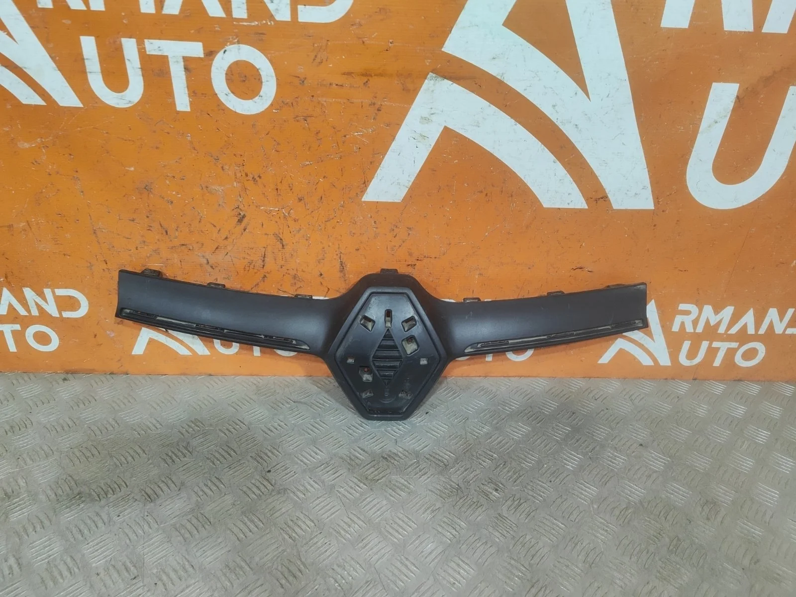 Накладка решетки радиатора Renault Logan 2018-2022