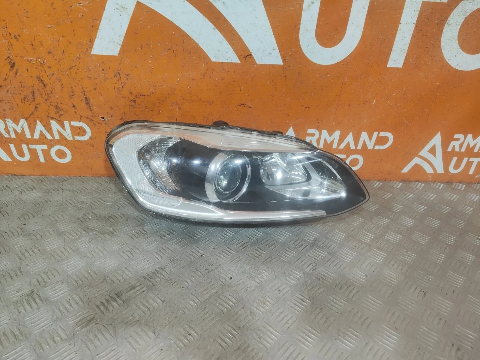 Фара Volvo XC60 2013-2017