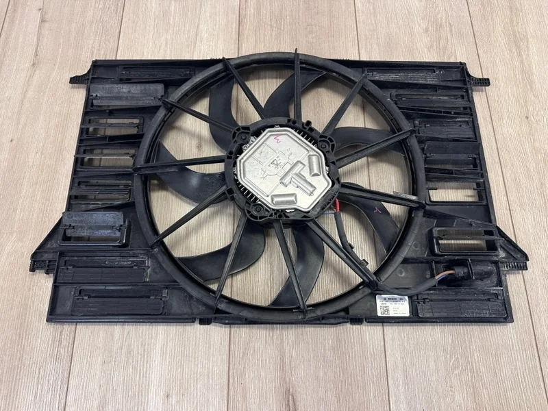 Вентилятор охлаждения сборе диффузором Audi Q7 2015- 4M