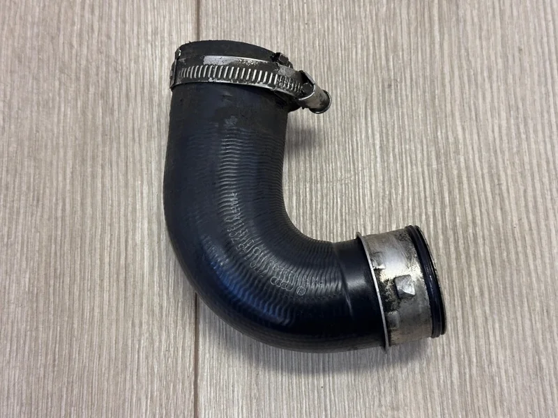 Патрубок интеркулера VW Touareg 2 2010-2018 7P