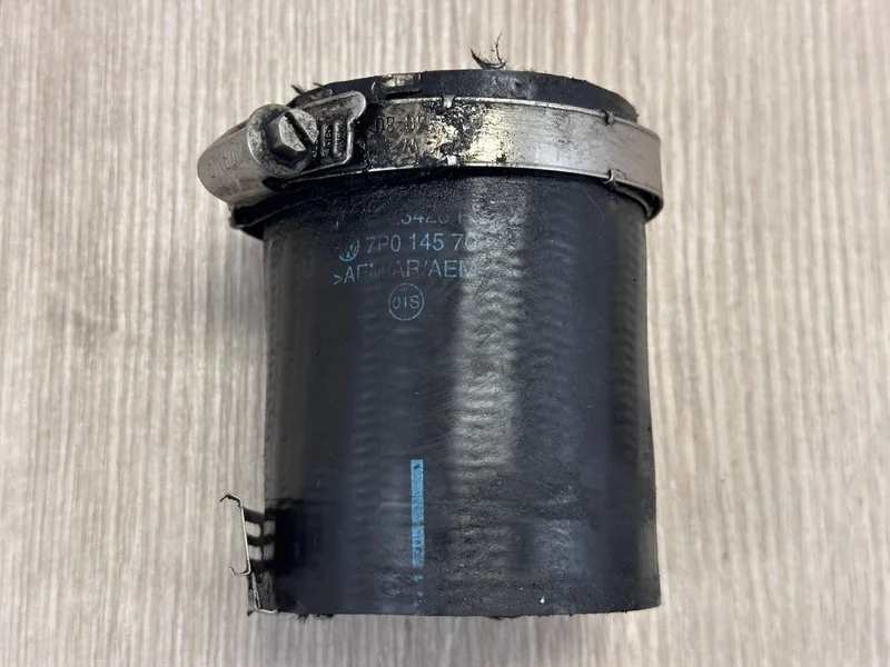 Патрубок интеркулера VW Touareg 2 2010-2018 7P