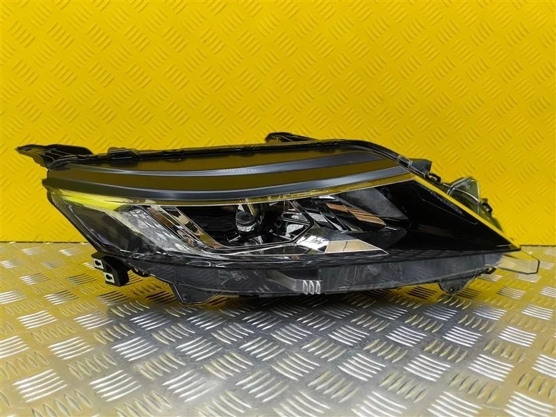 Фара правая Mitsubishi L200 (2015-2022) 2019 8301D378