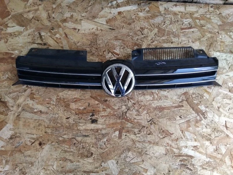 Решетка радиатора Volkswagen Golf 2008-2012 6(5ХБ)