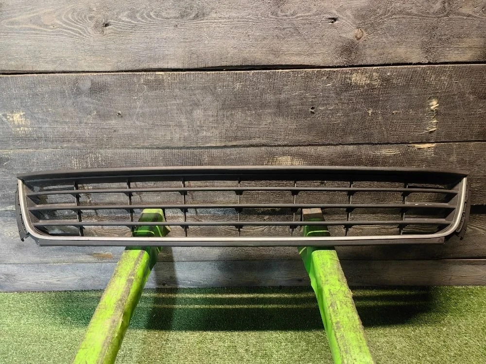 Решетка в бампер центральная VW Polo V седан