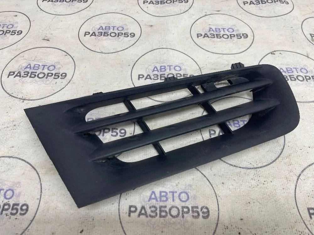 Решетка радиатора правая Renault Megane II рестайлинг (2006—2009)