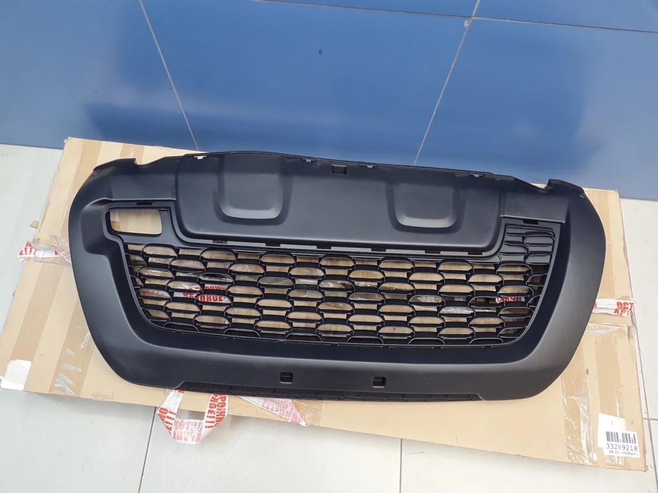 Решётка в бампер центральная для Renault Duster 2010-