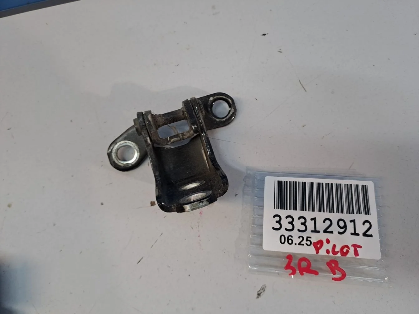 Петля двери задней правой нижняя для Honda Pilot 2008-2015