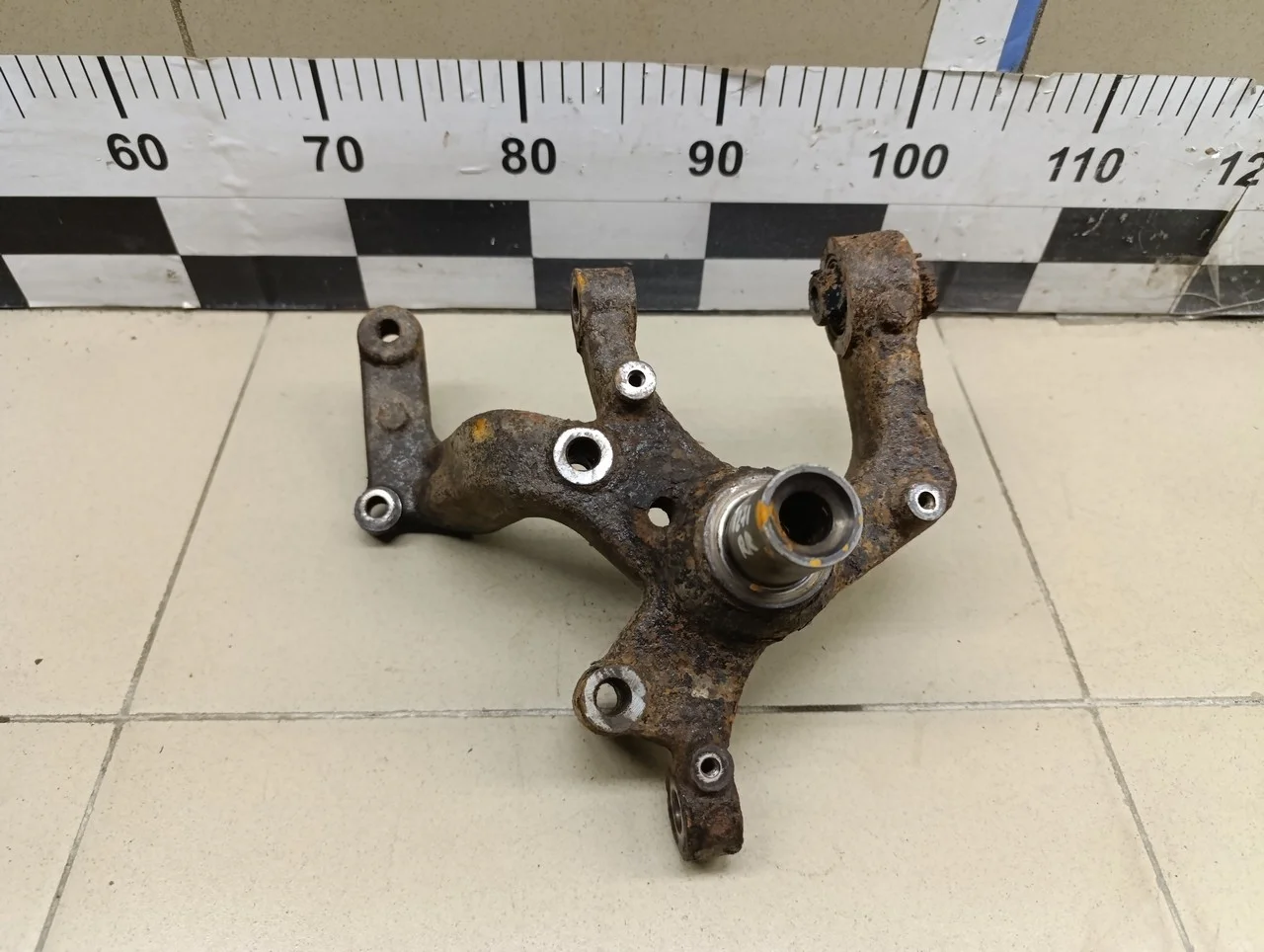 Кулак поворотный задний правый Touran 2003-2010