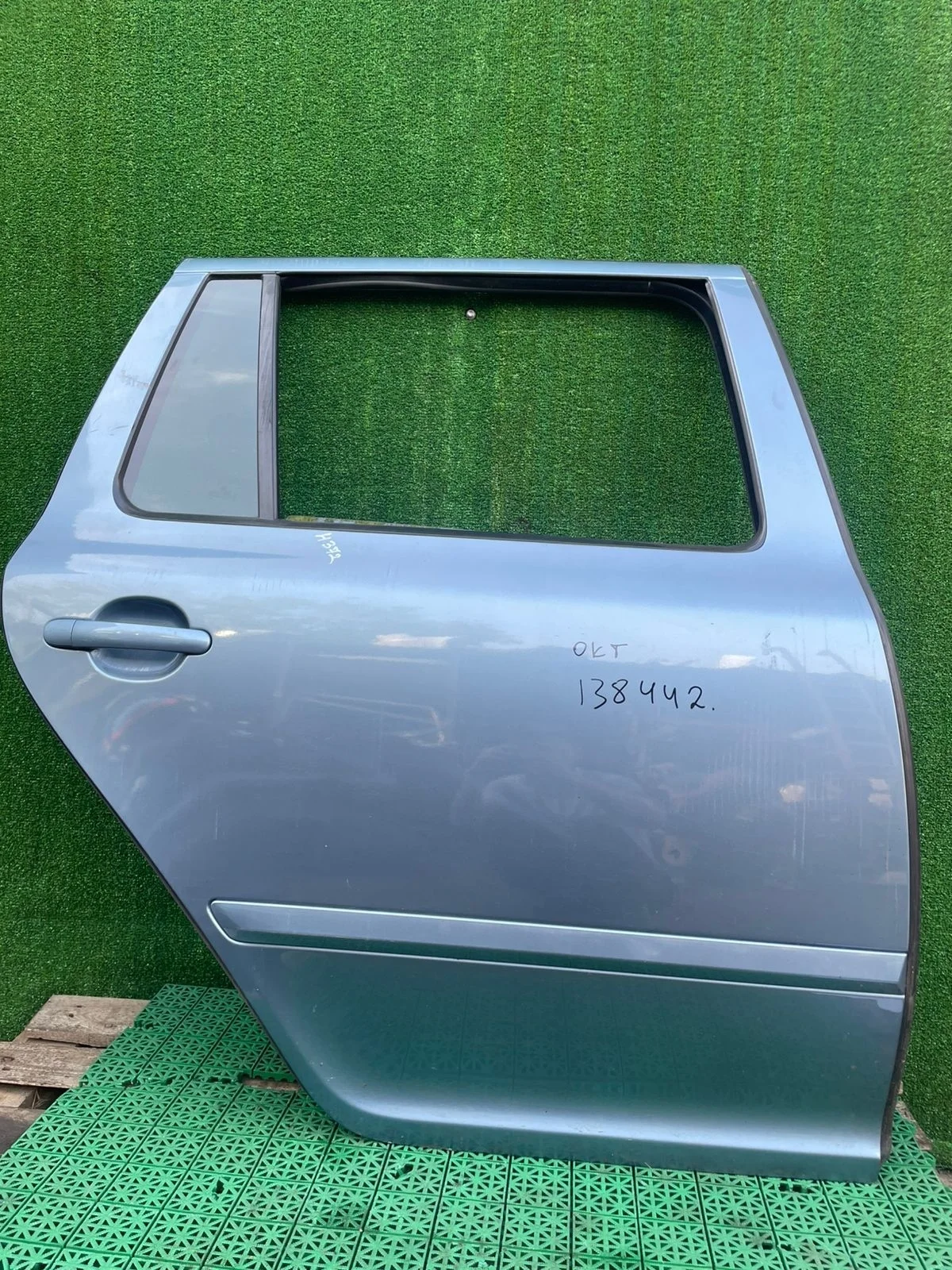 Дверь SKODA OCTAVIA 1Z 2004- задняя правая хэтчбек голубая б/у OCTAVIA 1Z(2004-2012)