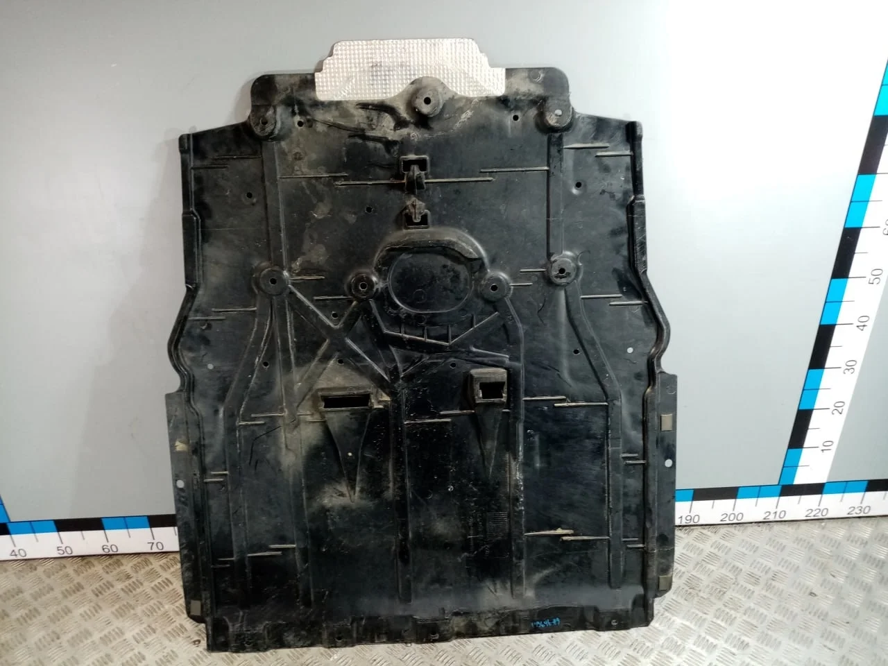 [Б/У] Защита антигравийная - Незначительная трещина [ХОРОШЕЕ] [Код: 00624746 ]