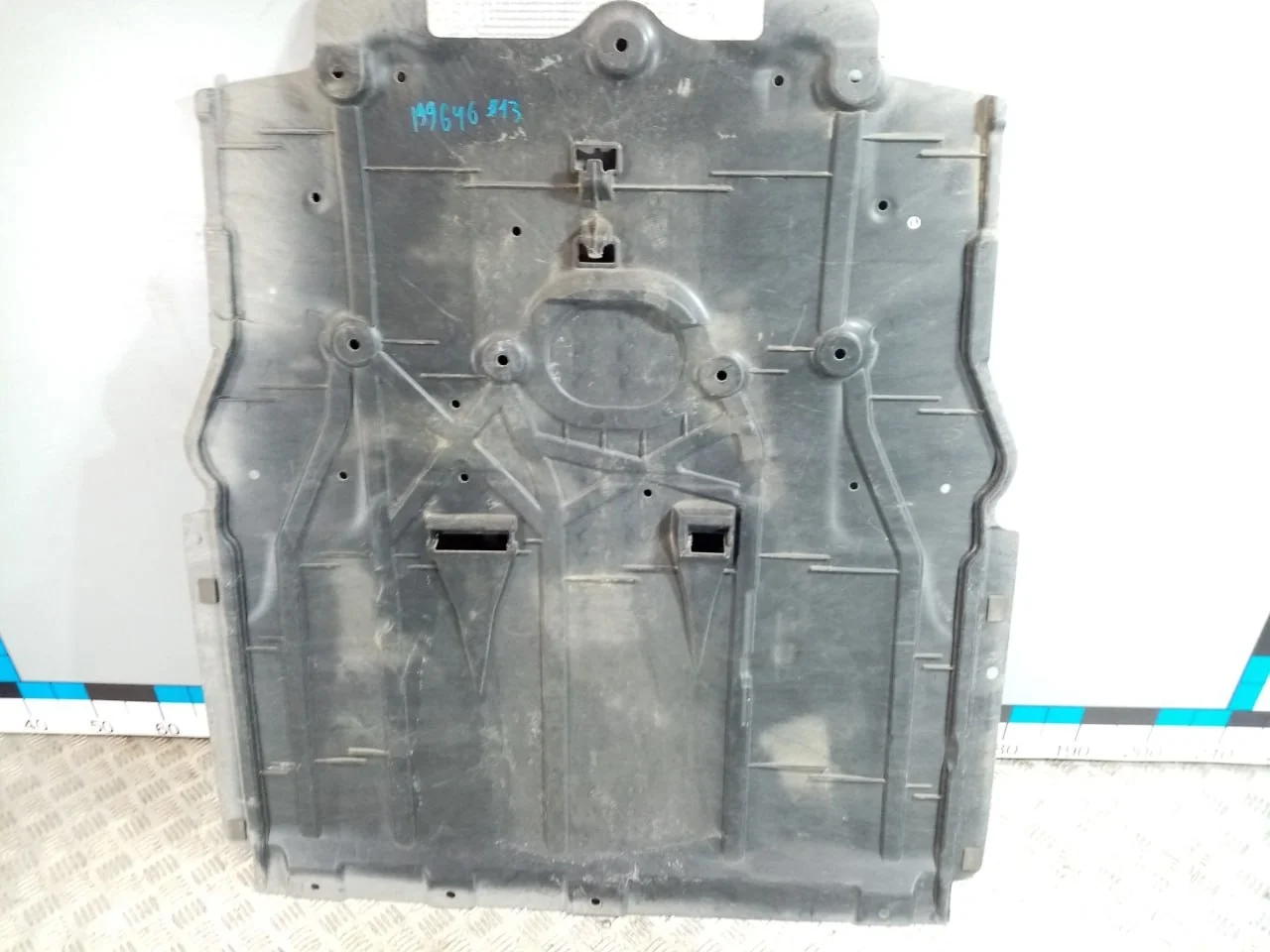 [Б/У] Защита антигравийная - Незначительная трещина [ХОРОШЕЕ] [Код: 00624750 ]