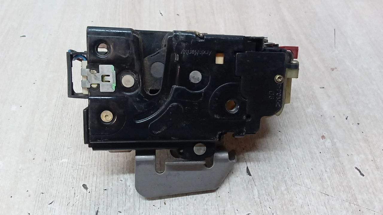 [Б/У] Замок двери передней правой Audi A4 B6 [Код: 00626954 ]