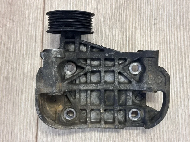 Кронштейн генератора VW Touareg NF 2010 7P