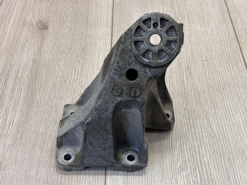 Кронштейн опоры двигателя VW Touareg NF 2010 7P