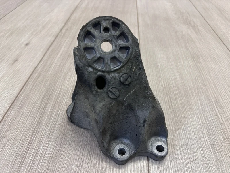 Кронштейн опоры двигателя VW Touareg NF 2010 7P