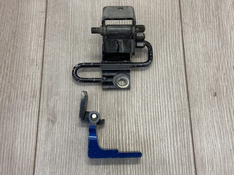 Петли двери VW Touareg 1 2003-2010 7L