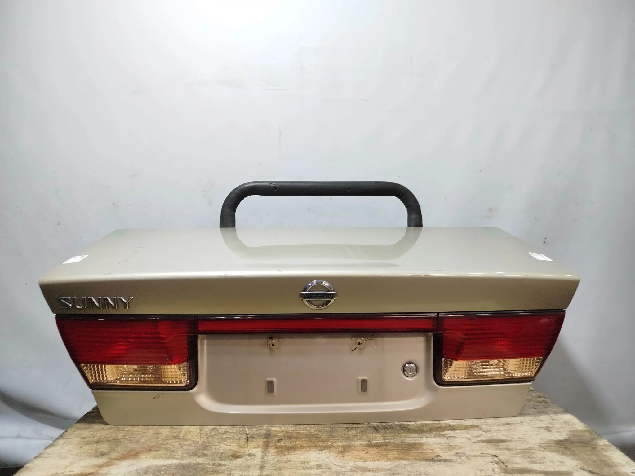 КРЫШКА БАГАЖНИКА NISSAN H43004M4CM бежевый, EV0 KE578