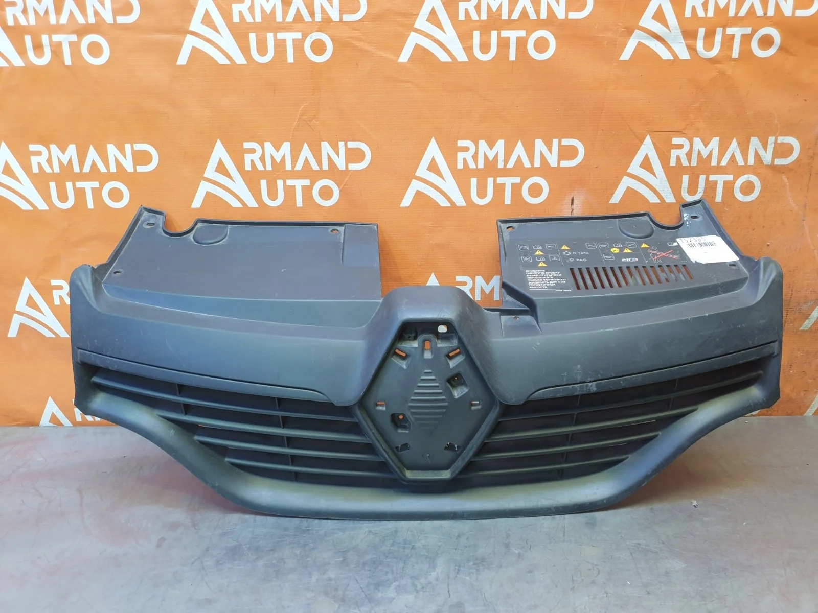 Решетка радиатора Renault Logan 2012-2018