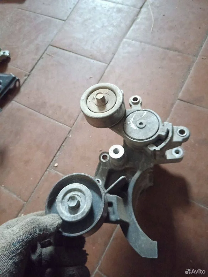 Кронштейн ролика-натяжителя руч. ремня Toyota Land Cruiser Prado 150 (2009—2013) 3.0