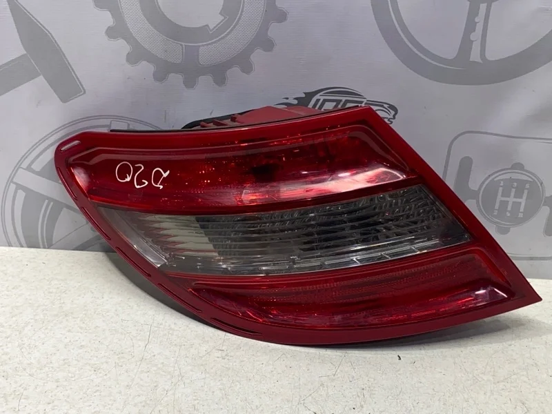 Фонарь задний левый Mercedes-benz 2010 W204