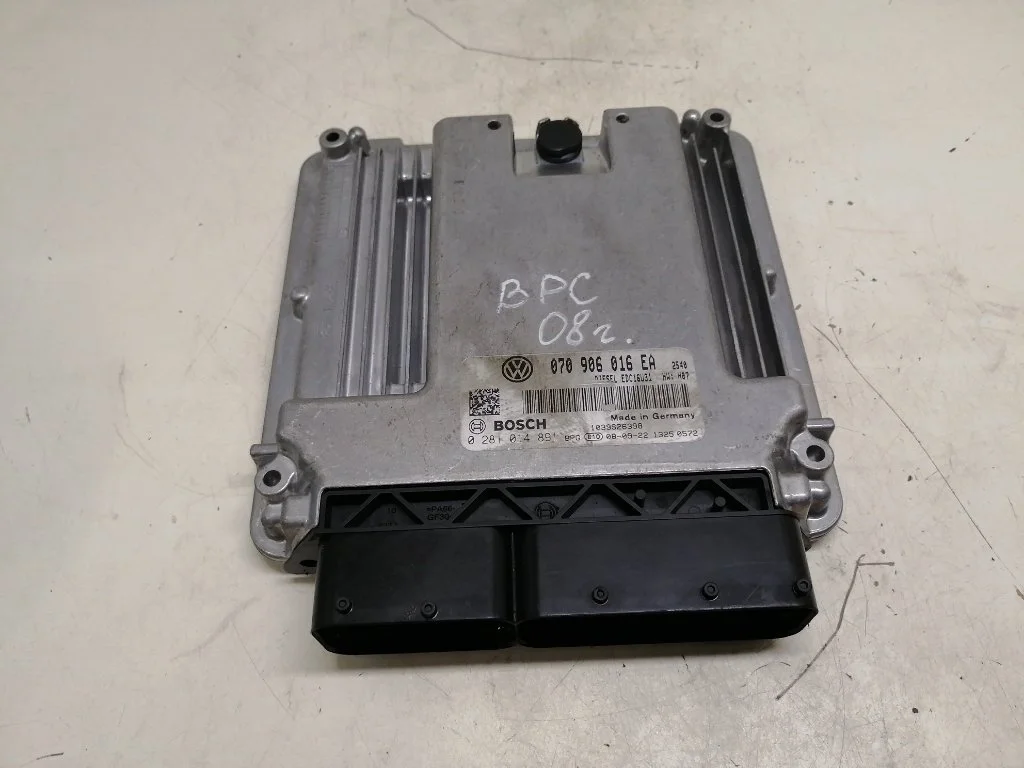 Блок управления двигателем Volkswagen Transporter 2008 T5