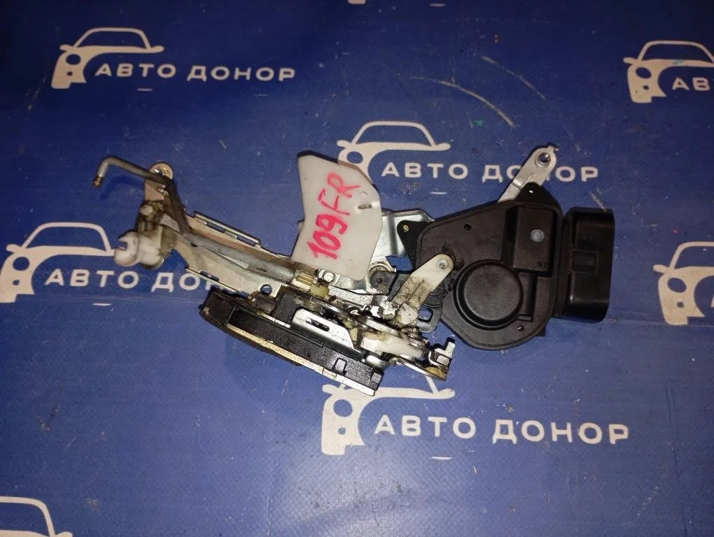 замок двери TOYOTA COROLLA FIELDER NZE121 1NZFE