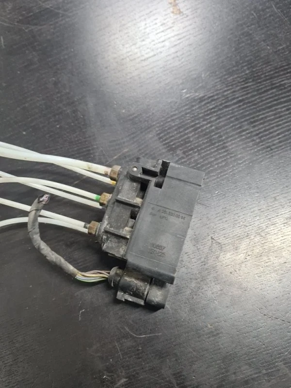 Блок клапанов пневмоподвески Mercedes-Benz R251 A2513200058