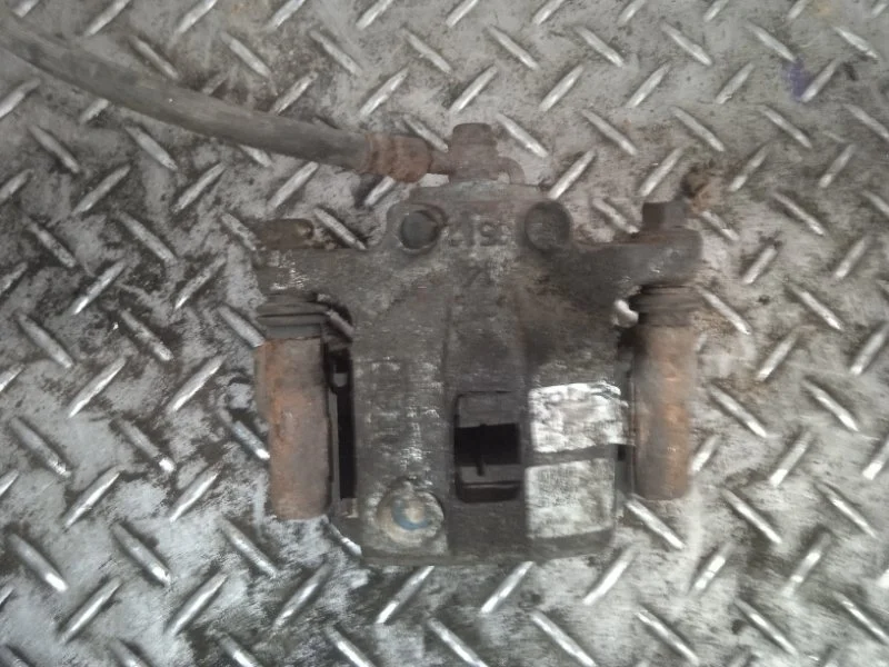 Суппорт тормозной Nissan X-trail 440118H30A T30, задний левый