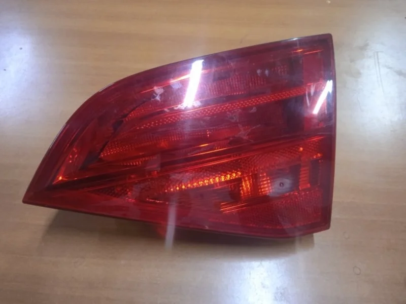 Фонарь задний внутренний правый Audi A4 8K9945094
