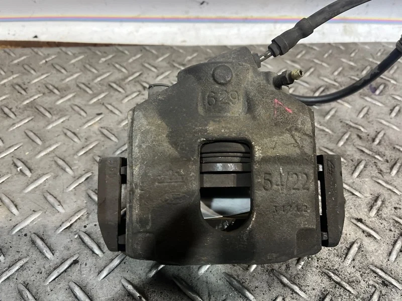 Суппорт тормозной Ford Fiesta 1478500 MK5, передний левый