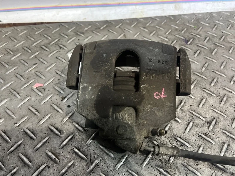 Суппорт тормозной Ford Fiesta 1478474 MK5, передний правый