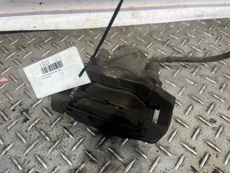 Суппорт тормозной Ford Fiesta 1478474 MK5, передний правый