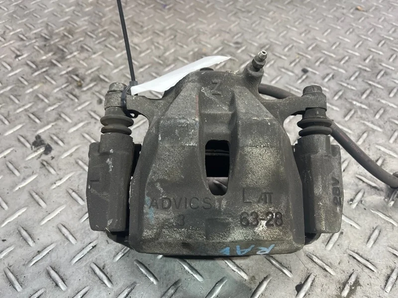 Суппорт тормозной Toyota Rav4 4775042090 XA30, передний левый