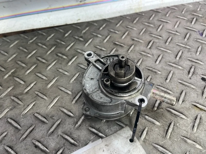 Вакуумный насос Mercedes-Benz C-Class A6462300165 W203 2.2 CDI OM 646