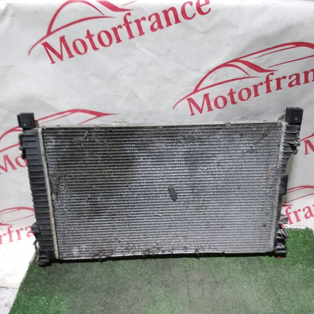 Радиатор охлаждения двигателя Mercedes-benz C-Class 2009 A2035004703