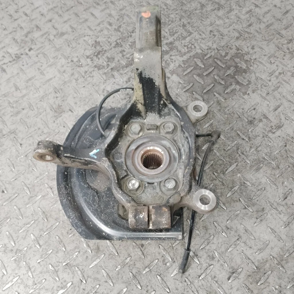 Кулак поворотный Nissan Qashqai 40015JD040 J10, левый